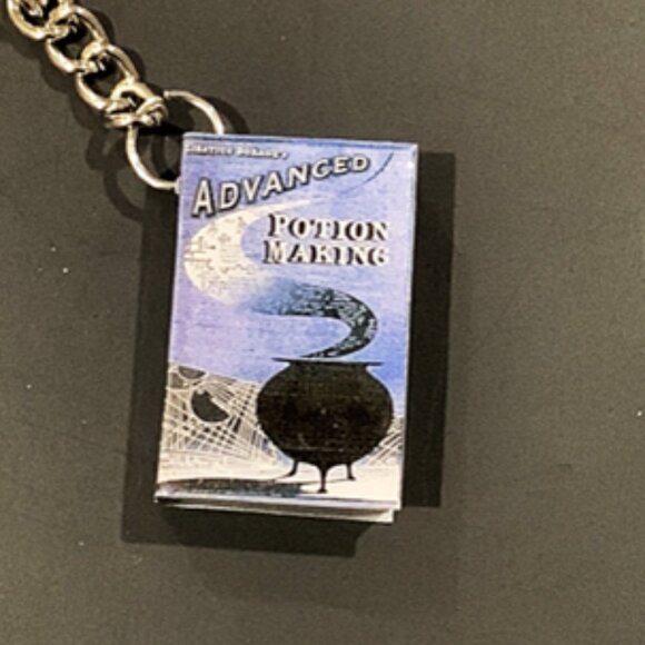 Advanced Potion Making Keychain – Blue Edition Mini Replica - Picture 4 of 9
